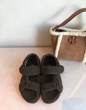 Fendi Feel Black sheepskin sandals 03