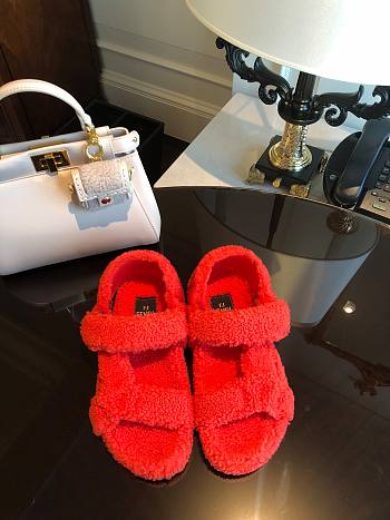 Fendi Feel Black sheepskin sandals 04
