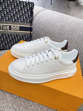 Louis Vuitton TIME OUT SNEAKER Light 05
