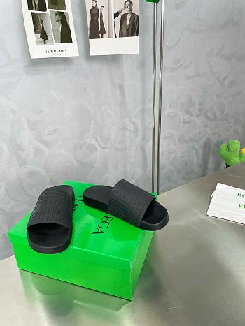 BOTTEGA VENETA Rubber Carpet Slides 04