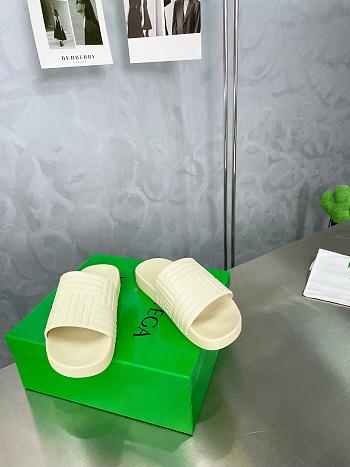 BOTTEGA VENETA Rubber Carpet Slides 06
