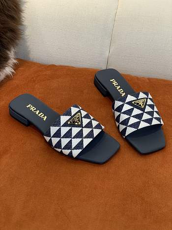 Embroidered fabric slides 01