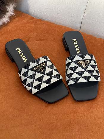 Embroidered fabric slides 02