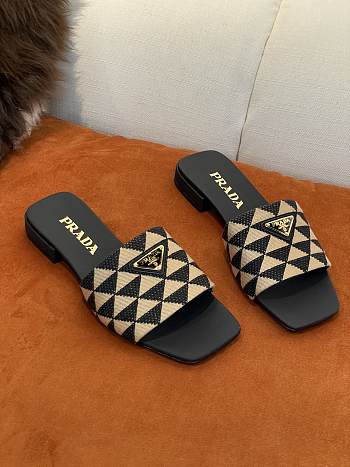 Embroidered fabric slides 03