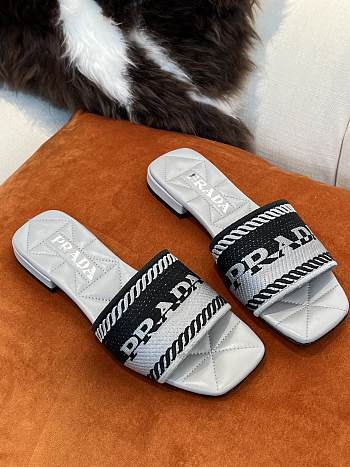 Embroidered fabric slides 04