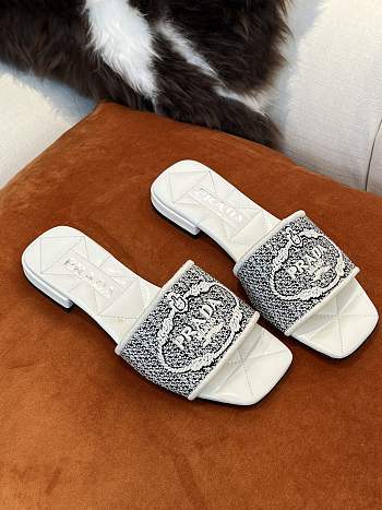 Embroidered fabric slides 07