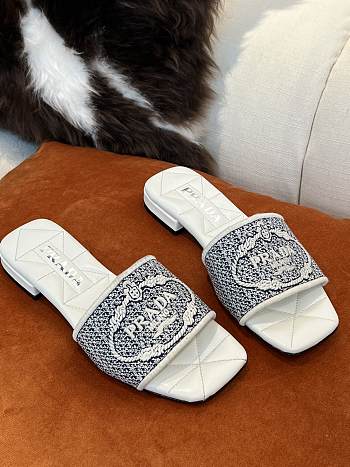 Embroidered fabric slides 09