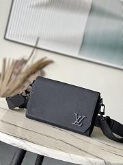 Men bag LV small messenger bag M24769 Size: 22 × 16.5 × 7 cm - 2