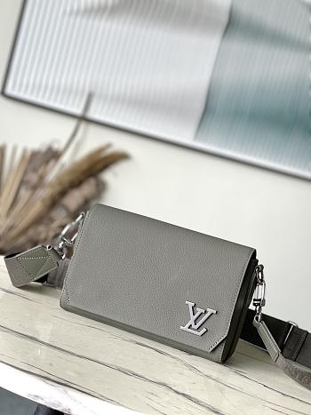 Men bag LV small messenger bag Military Green   M25125 Size: 22 × 16.5 × 7 cm