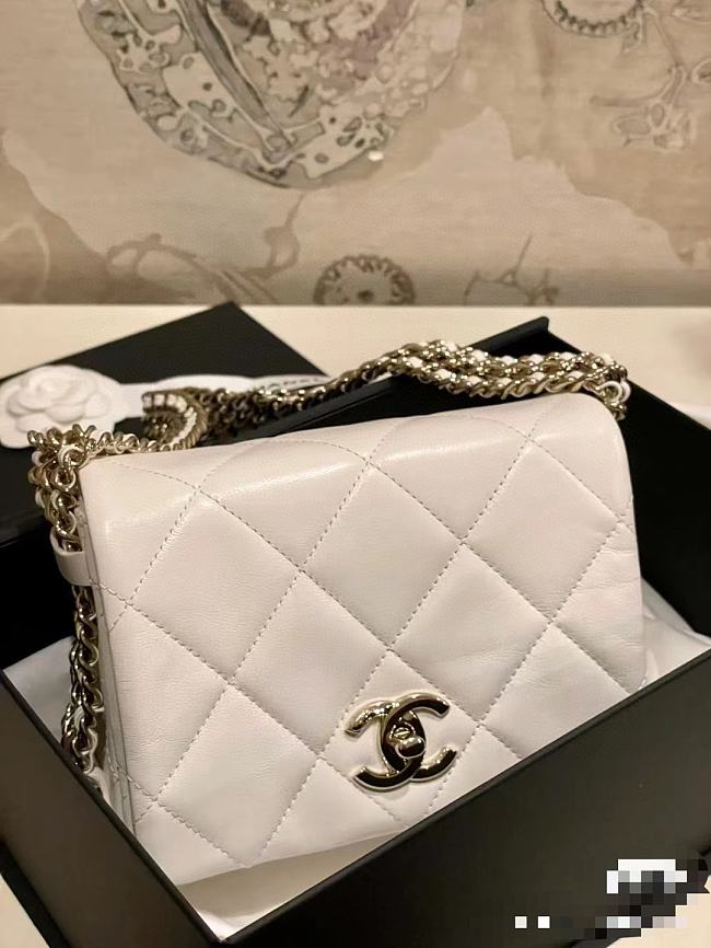 Chanel22P armpit bag Lambskin white wide chain - 1