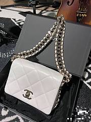 Chanel22P armpit bag Lambskin white wide chain - 2