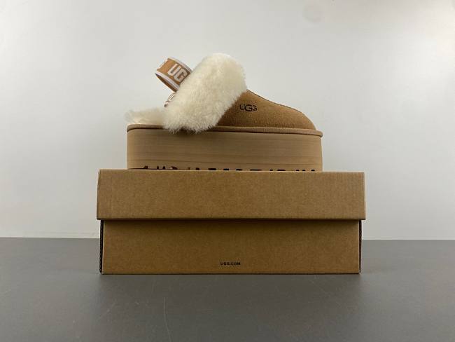 Uggs furry light brown - 1