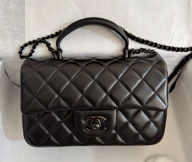 Chanel 24a flap bag black calf skin - size 20*13*9 cm  - 1