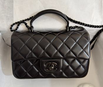 Chanel 24a flap bag black calf skin - size 20*13*9 cm 