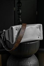 LV CarryAll Cargo Vibe PM - M12579 - Size 33.5 x 23 x 15 cm - 2