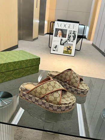 Gucci Women's GG platform sandal Beige and dark brown - ‎816798 FAD9C 9745