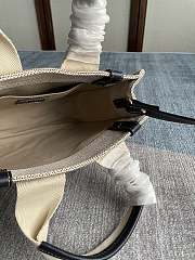 Chloé Small Woody tote bag in Beige - size 26.5 x 20 x 8cm - 2
