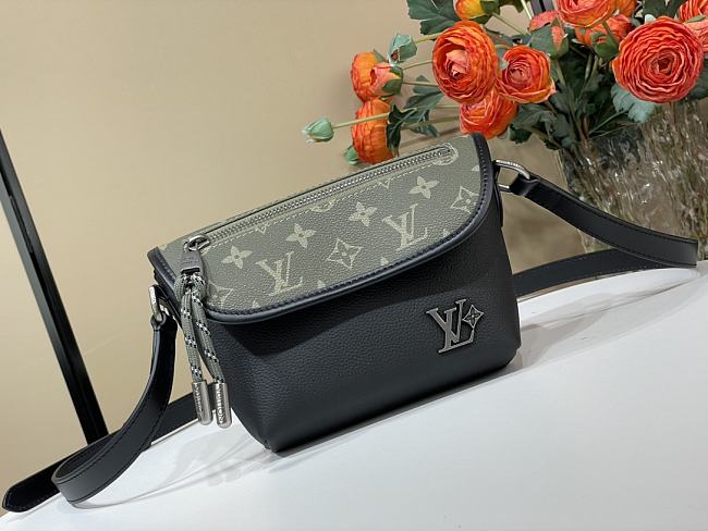 LV Pulse Bag Black - M12618 - size: 22.5x16x5cm (Length x Height x Width) - 1