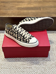 Valentino Garavani Toile Iconographe-print low-top sneakers - 5