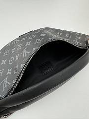 LV Discovery Bumbag PM - size: 44 x 15 x 9cm - 2
