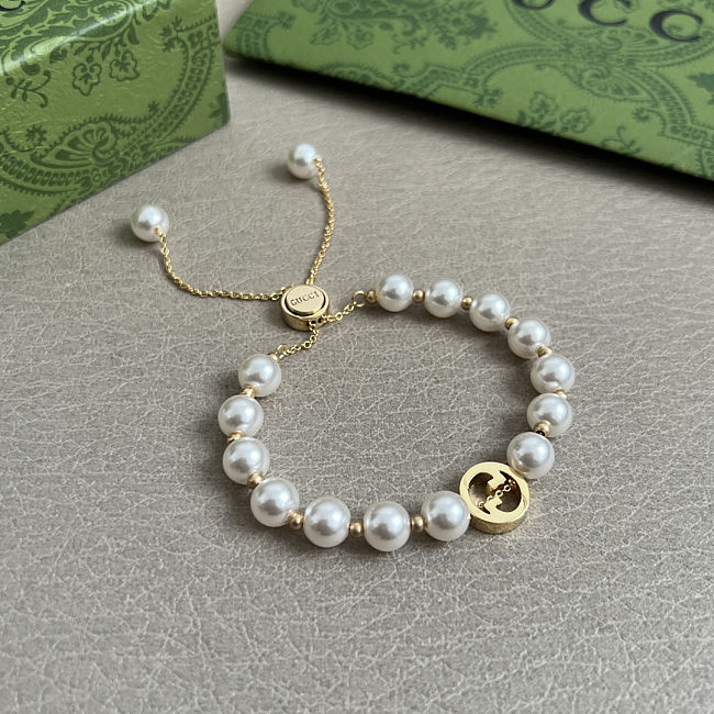 Gucci Interlocking pearl bracelet in light gold-toned brass - 1