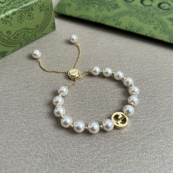 Gucci Interlocking pearl bracelet in light gold-toned brass