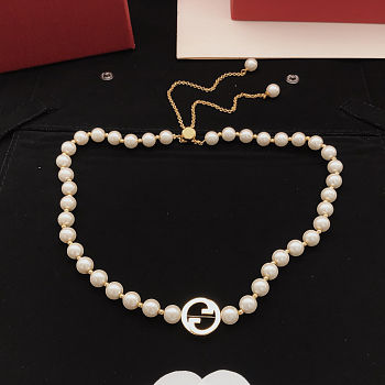 Gucci Interlocking pearl necklace in light gold-toned brass