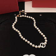 Gucci Interlocking pearl necklace in light gold-toned brass - 5