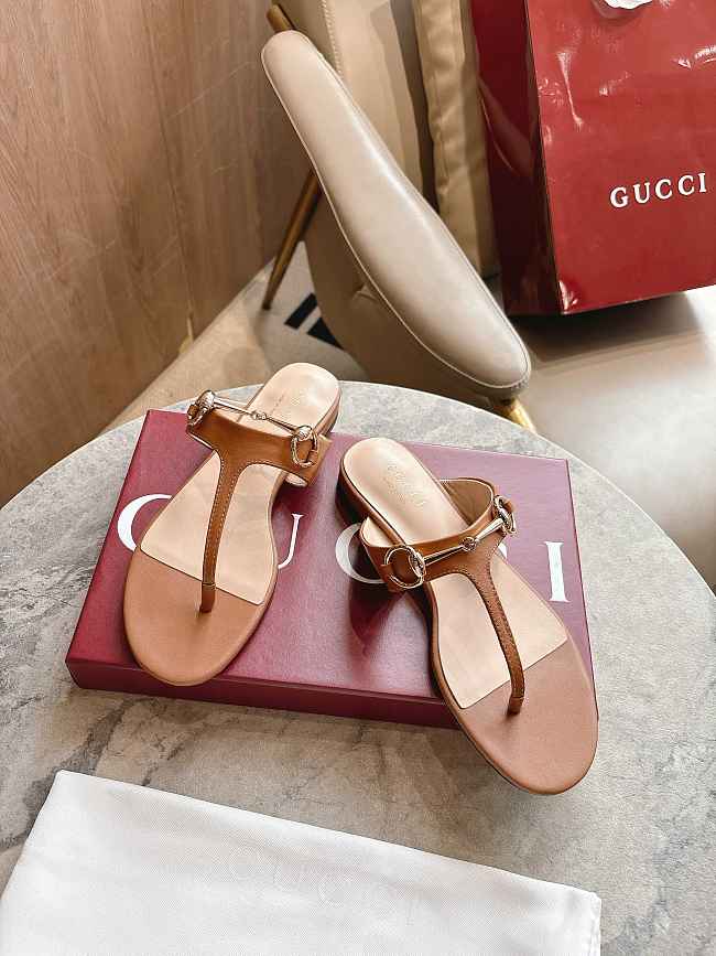 Gucci Women's thong sandal with Horsebit in light brown  - 1