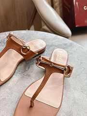 Gucci Women's thong sandal with Horsebit in light brown  - 5