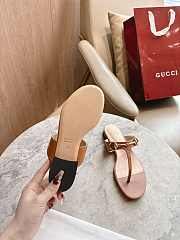 Gucci Women's thong sandal with Horsebit in light brown  - 2