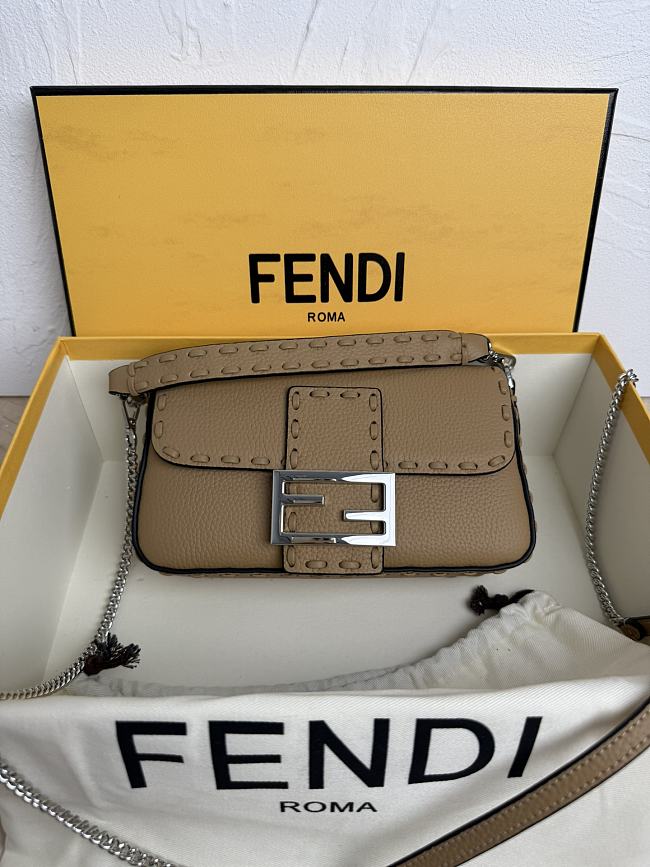 Fendi Women's Brown Baguette Mini Leather Shoulder Bag 19.5x4.5x13cm - 1