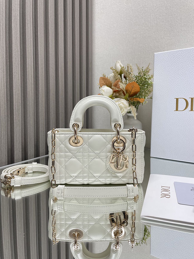Christian Dior Medium Lady D-Joy Bag White in Chain Size 16x5.5x10cm - 1