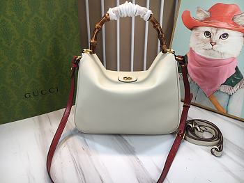 Gucci Diana medium shoulder bag in white leather Size 30 x 23 x 6.5cm