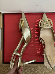 Valentino Garavani 80mm VLogo Signature Slingback Pumps in Gold Tone - 6