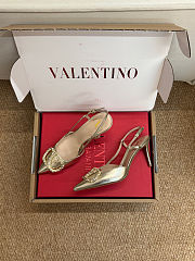 Valentino Garavani 80mm VLogo Signature Slingback Pumps in Gold Tone - 5
