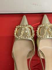 Valentino Garavani 80mm VLogo Signature Slingback Pumps in Gold Tone - 4