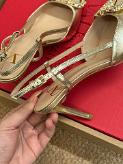 Valentino Garavani 80mm VLogo Signature Slingback Pumps in Gold Tone - 3