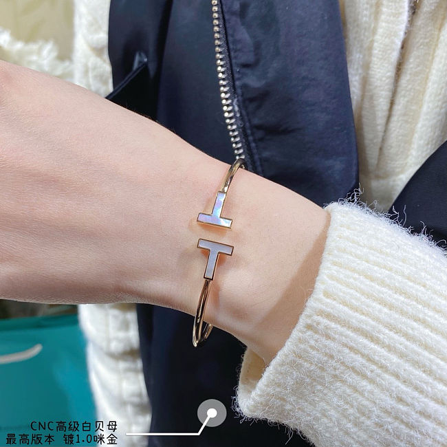 Tiffany Wire Bracelet in Yellow Gold with Mother-of-pearl - 1