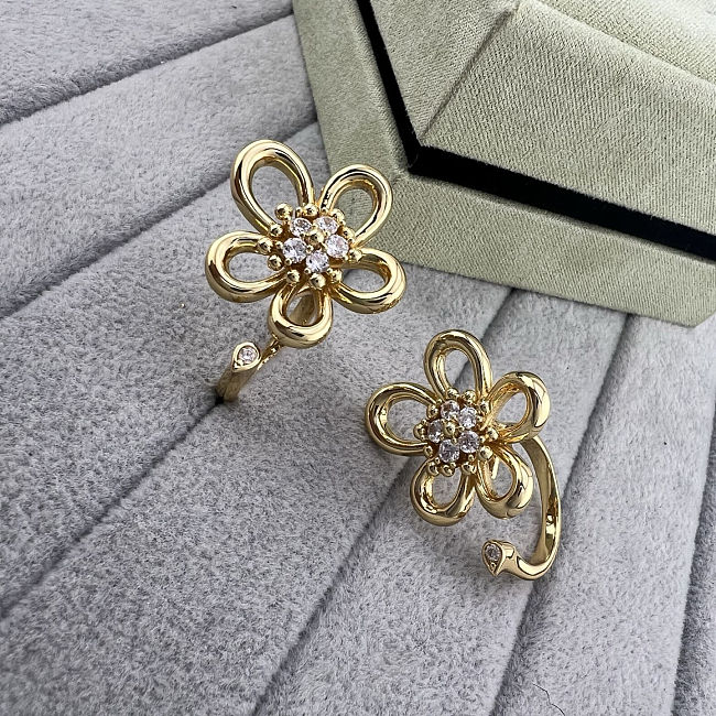 Van Cleef & Arpels Flowerlace Between the Finger Gold Ring - 1