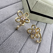 Van Cleef & Arpels Flowerlace Between the Finger Gold Ring - 1