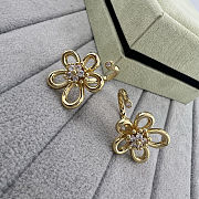 Van Cleef & Arpels Flowerlace Between the Finger Gold Ring - 2