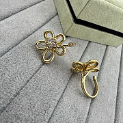 Van Cleef & Arpels Flowerlace Between the Finger Gold Ring - 5
