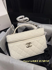 Chanel small chain shoulder bag in white with zipper Size 19x12cm - 1