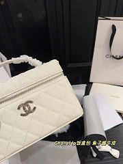Chanel small chain shoulder bag in white with zipper Size 19x12cm - 6
