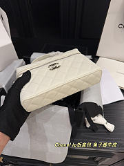 Chanel small chain shoulder bag in white with zipper Size 19x12cm - 5