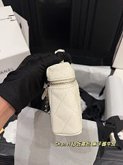 Chanel small chain shoulder bag in white with zipper Size 19x12cm - 4