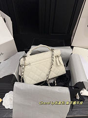 Chanel small chain shoulder bag in white with zipper Size 19x12cm - 3