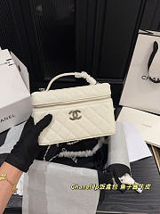 Chanel small chain shoulder bag in white with zipper Size 19x12cm - 2
