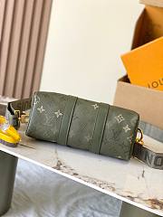 LV Keepall Bandoulière 25 Monogram Green M26930 Size 25 x 15 x 11 cm - 2